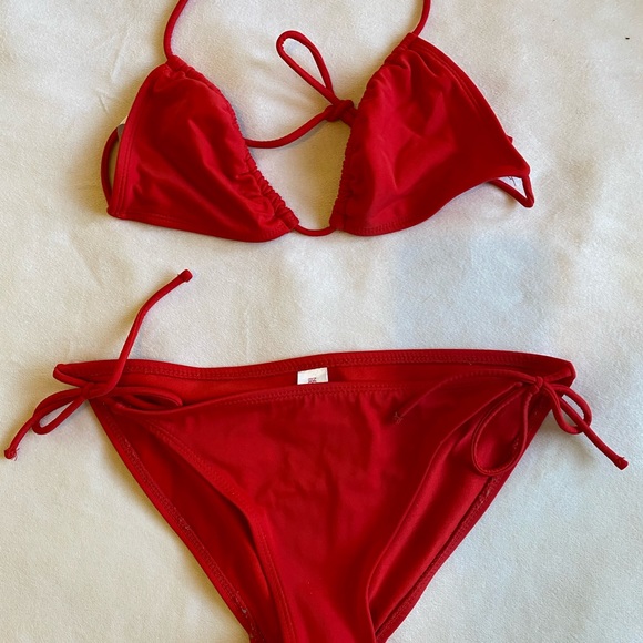 Red bikini - Picture 2 of 2